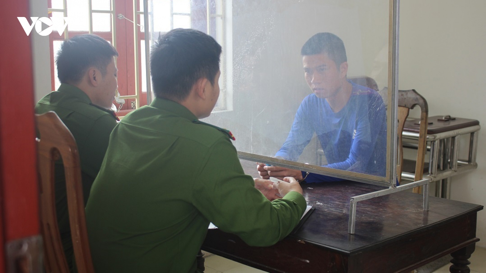 Dùng sổ đỏ giả, giấy đăng ký ô tô giả để lừa đảo, chiếm đoạt 1,1 tỉ đồng
