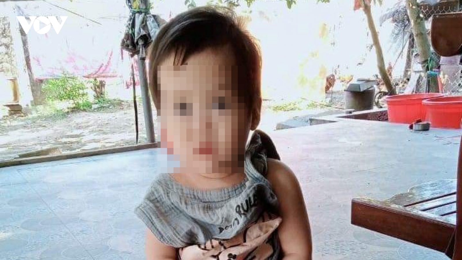 Phát hiện bé gái bị bỏ lại bên đường kèm lời nhắn nhờ nuôi giúp