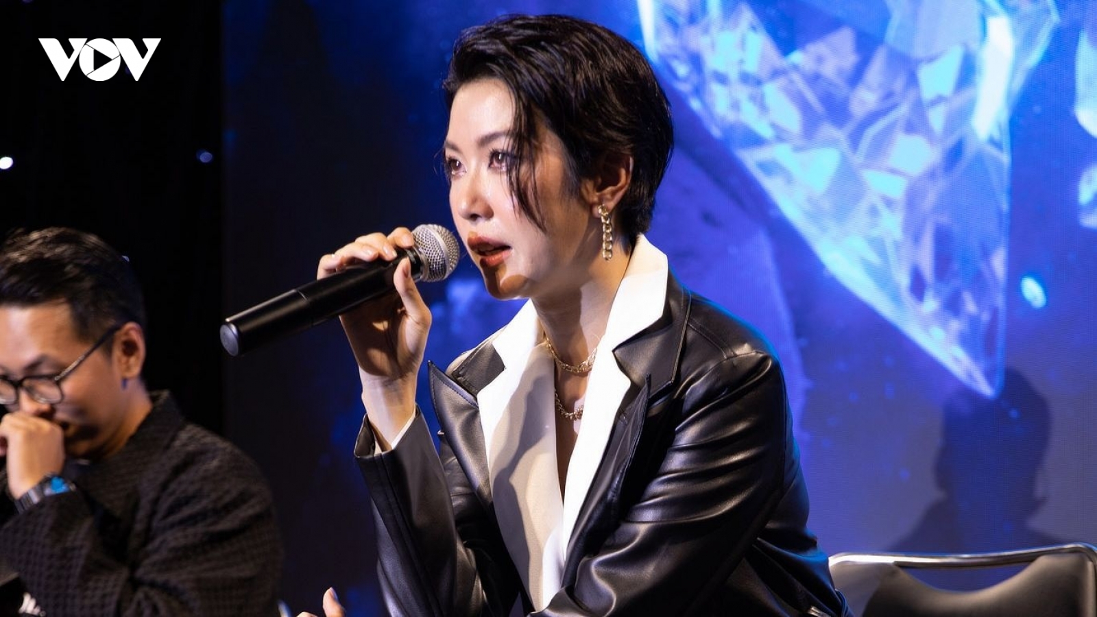 Chuyện showbiz: Á hậu Thuý Vân bật khóc nức nở tại sự kiện