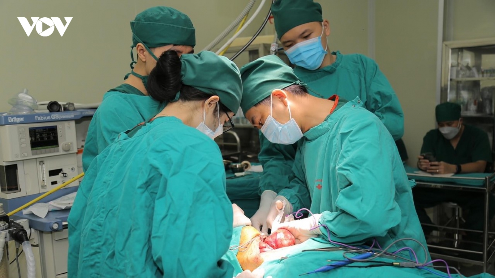 Bóc tách khối u khổng lồ chèn ép đường thở bệnh nhân cao tuổi