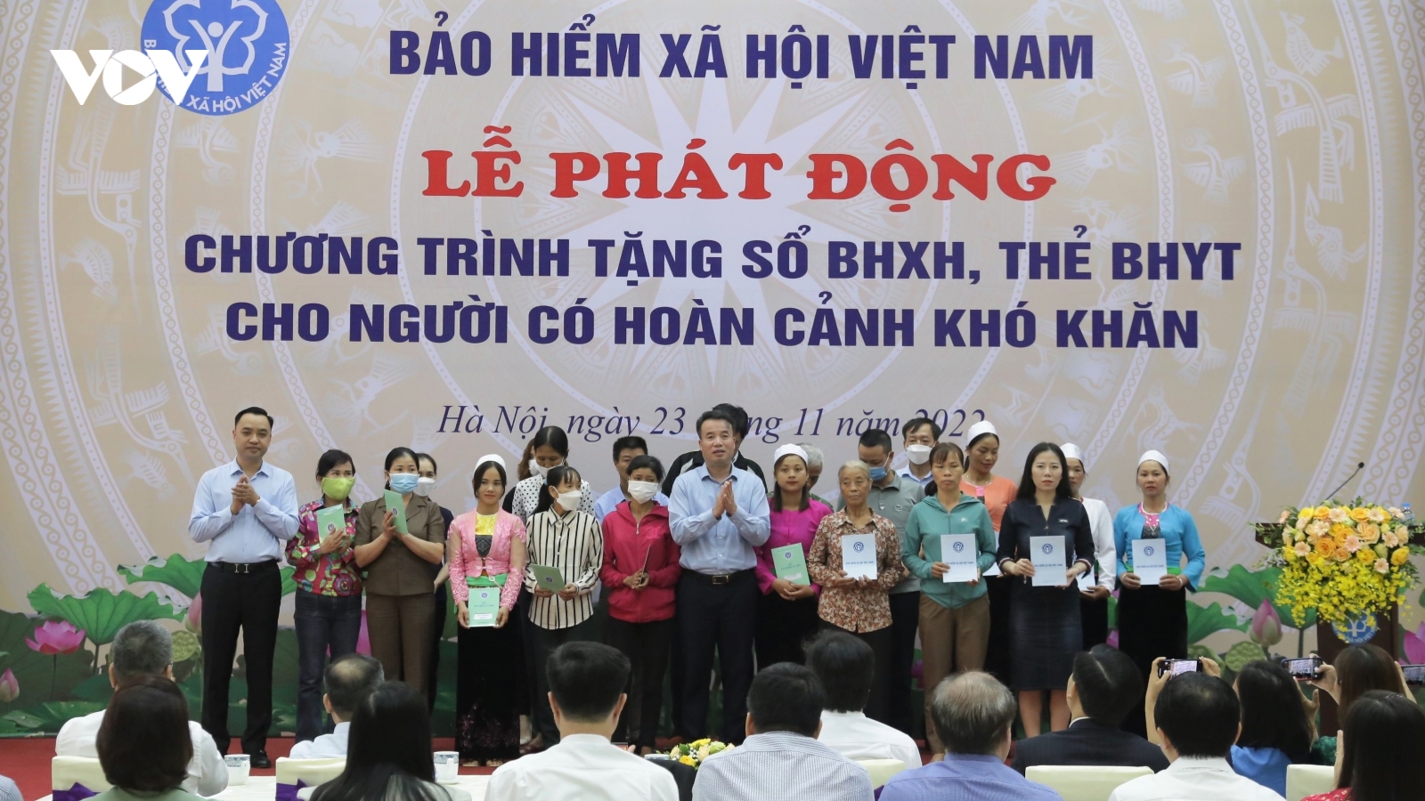 Phát động tặng sổ BHXH, thẻ BHYT  cho người có hoàn cảnh khó khăn