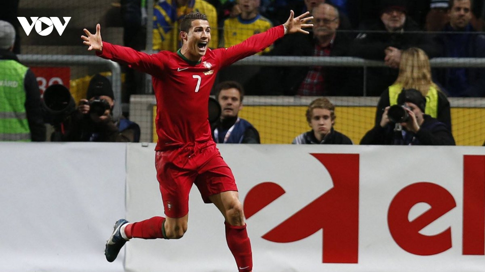 Ngày này năm xưa: "Siêu nhân" Ronaldo đưa ĐT Bồ Đào Nha đến World Cup