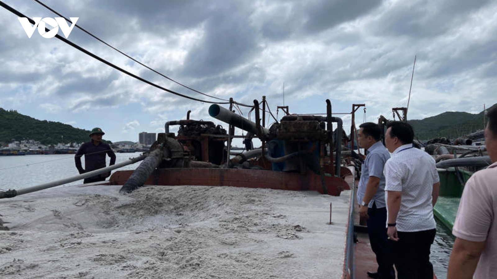 Phát hiện 2 sà lan hút cát trái phép giữa ban ngày ở Khánh Hòa