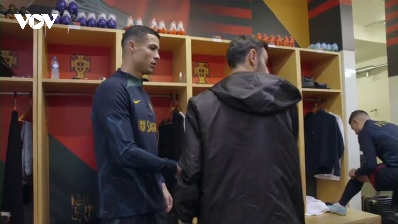 Bruno Fernandes gây “bão mạng” vì phản ứng khi gặp Cristiano Ronaldo