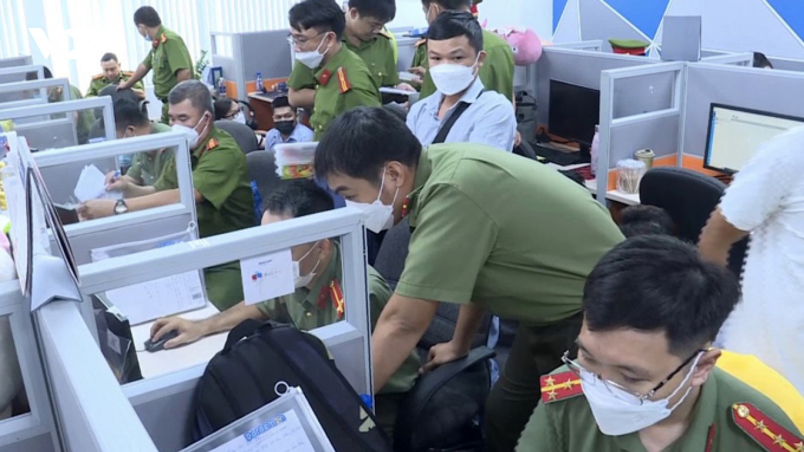 Cắt ghép hình ảnh, vu khống để đòi nợ, 13 nhân viên công ty tài chính bị bắt