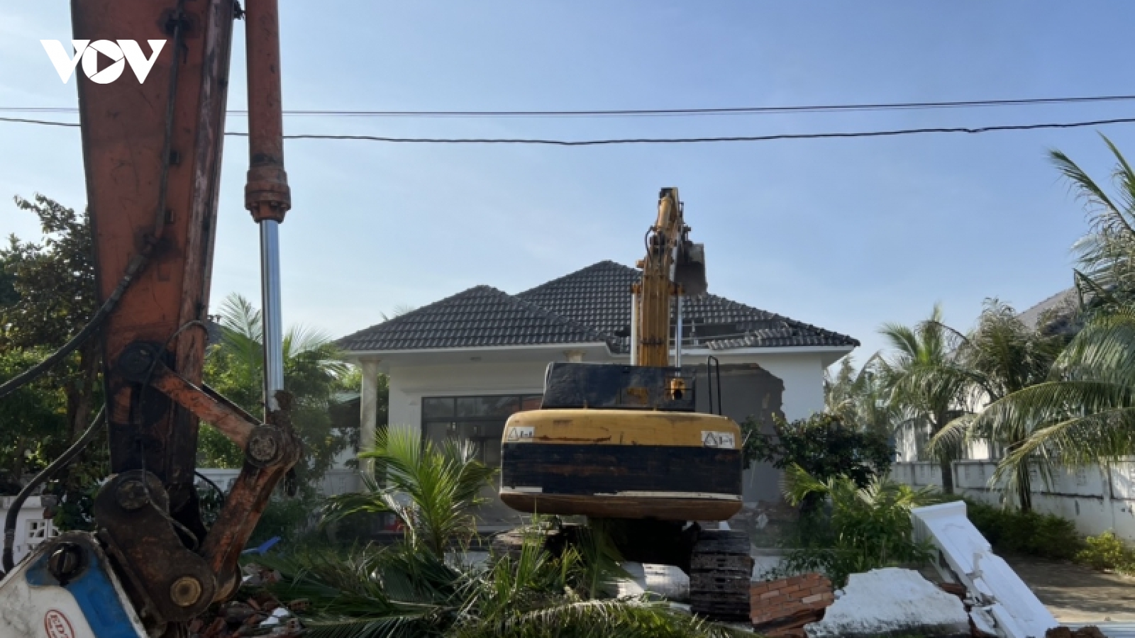 Phú Quốc cưỡng chế 2 trong số 79 căn biệt thự xây dựng trái phép