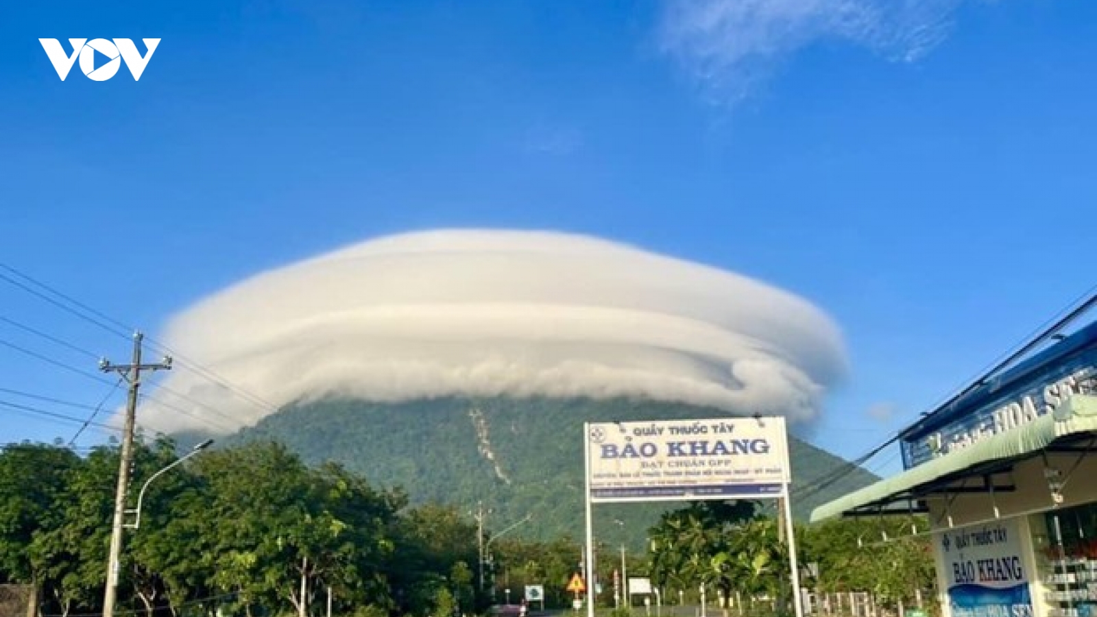 Giải mã về đám mây tạo hình thù kỳ lạ như đĩa bay trên núi Bà Đen