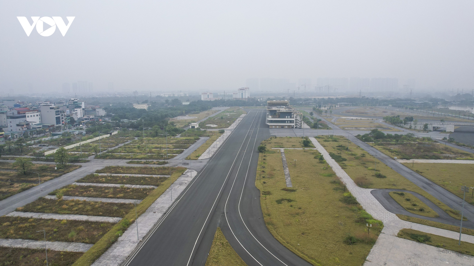 Đường đua F1 ở Hà Nội bị bỏ hoang, cỏ dại và rác thải đua nhau chiếm chỗ