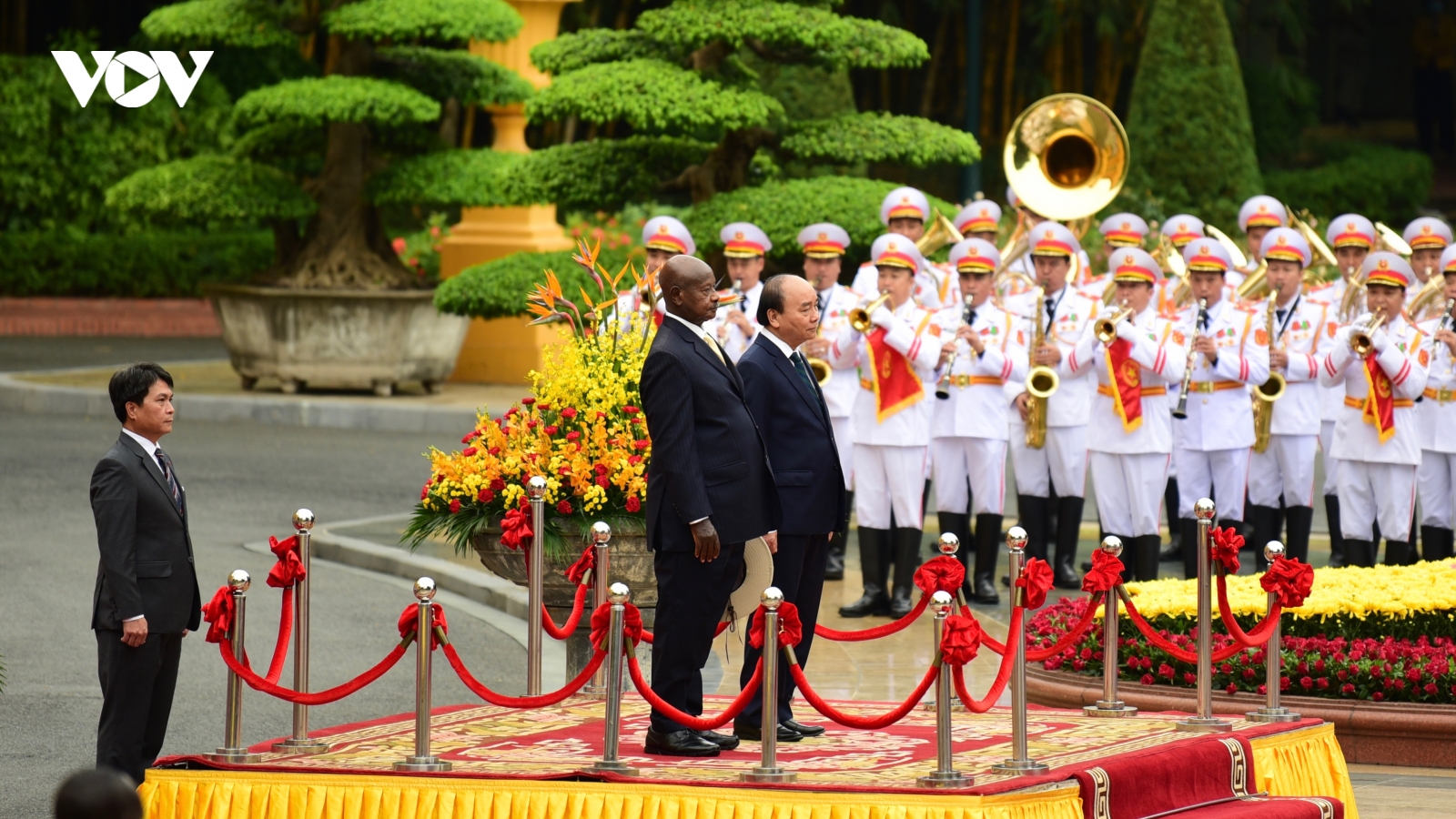 Chủ tịch nước Nguyễn Xuân Phúc chủ trì lễ đón trọng thể Tổng thống Uganda
