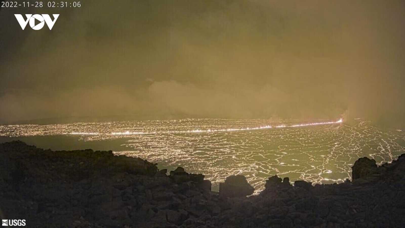 Cảnh núi lửa Mauna Loa phun trào dung nham, thắp sáng bầu trời đêm ở Hawaii