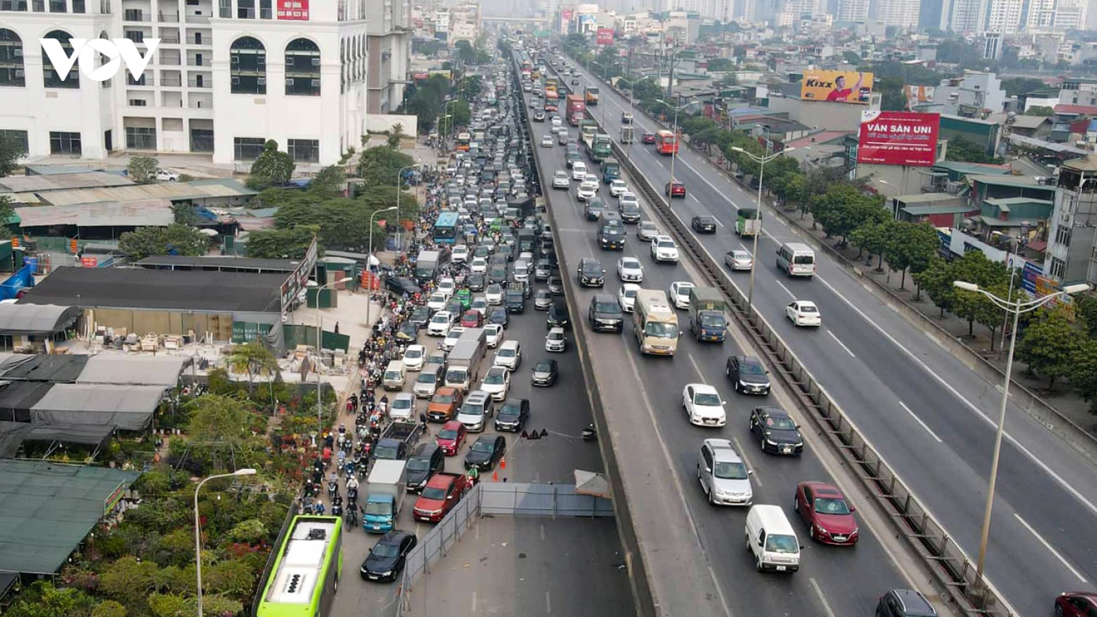 Đường Nguyễn Xiển sau 2 tuần rào chắn: Vẫn ùn tắc liên miên