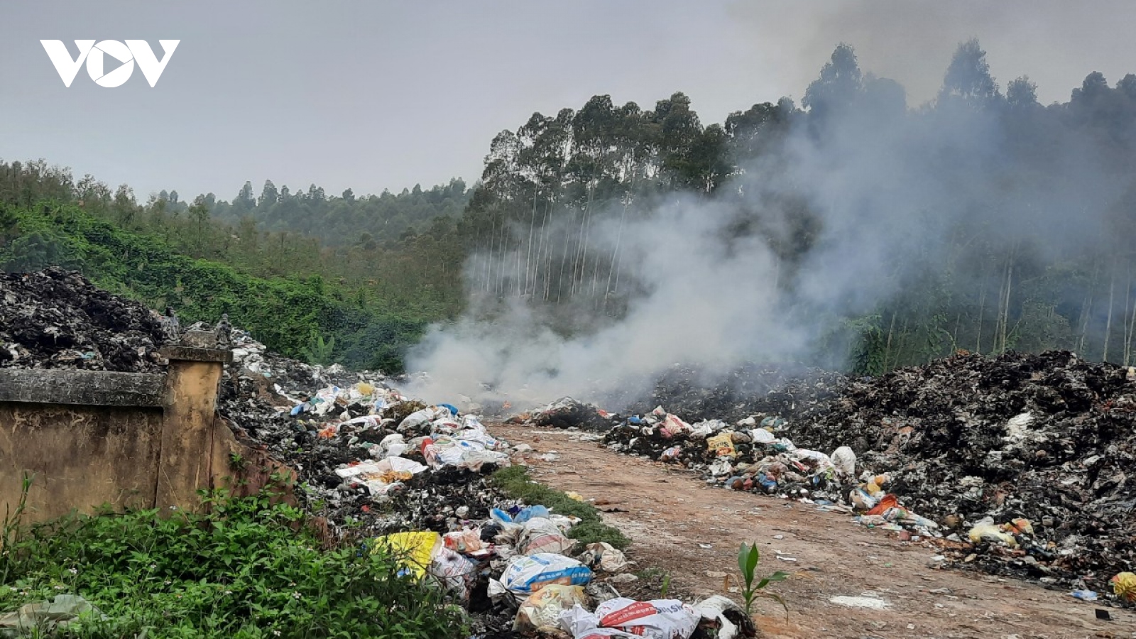 Vĩnh Phúc: Đốt rác “hun” người dân ở Quang Yên, Sông Lô