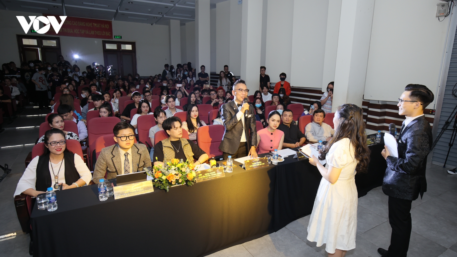 Hoa hậu Hương Giang về trường cũ tìm kiếm sinh viên tài năng