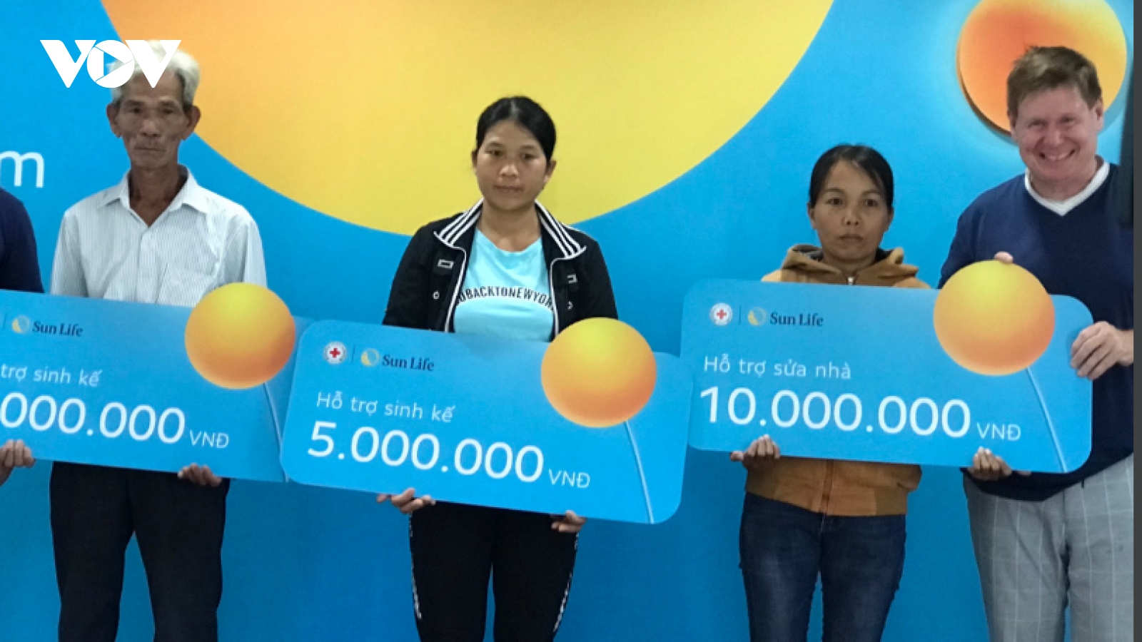 Hỗ trợ sinh kế tặng người dân ảnh hưởng mưa lũ ở Quảng Nam và Đà Nẵng