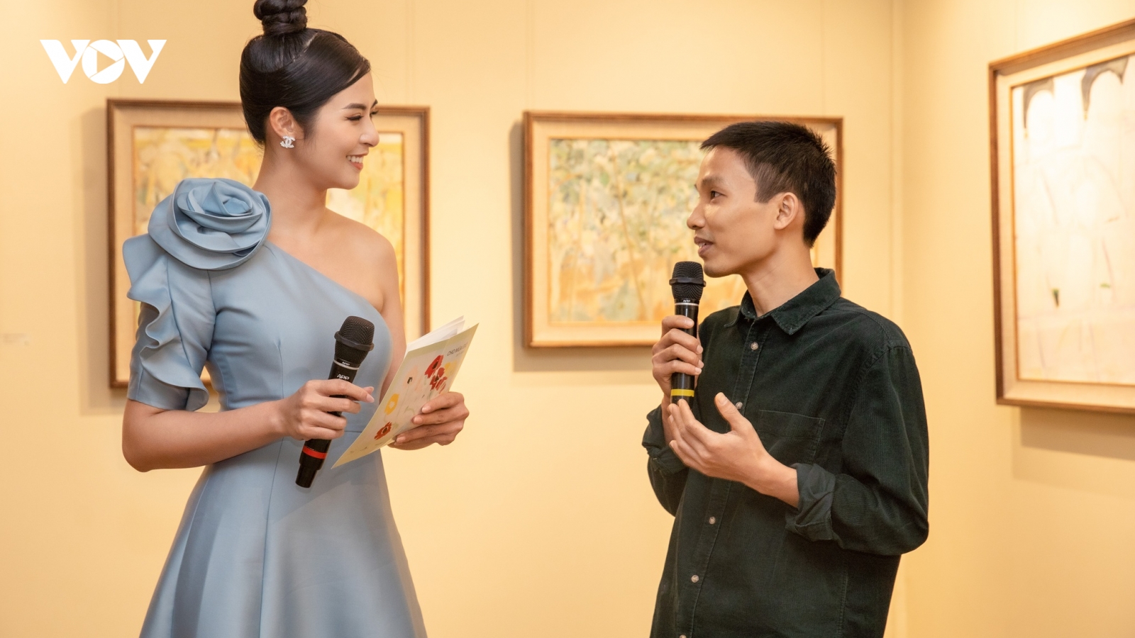 Hoa hậu Ngọc Hân làm MC tại triển lãm "Cho mùa gió"