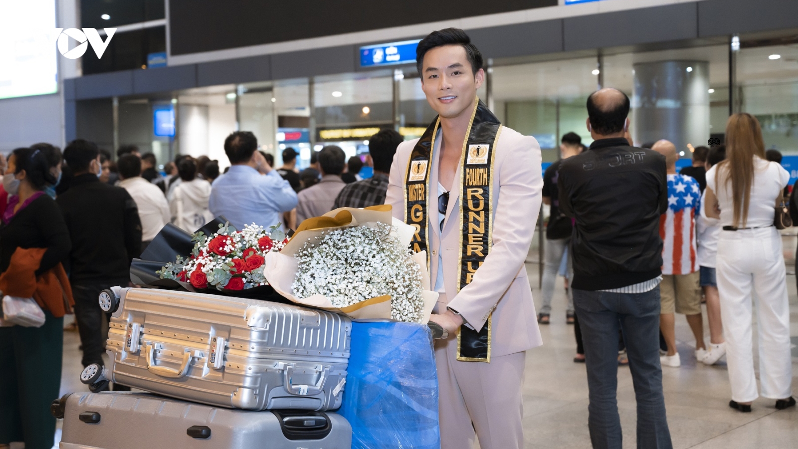 Á vương Vũ Linh về nước sau đăng quang Mister Grand International 2022