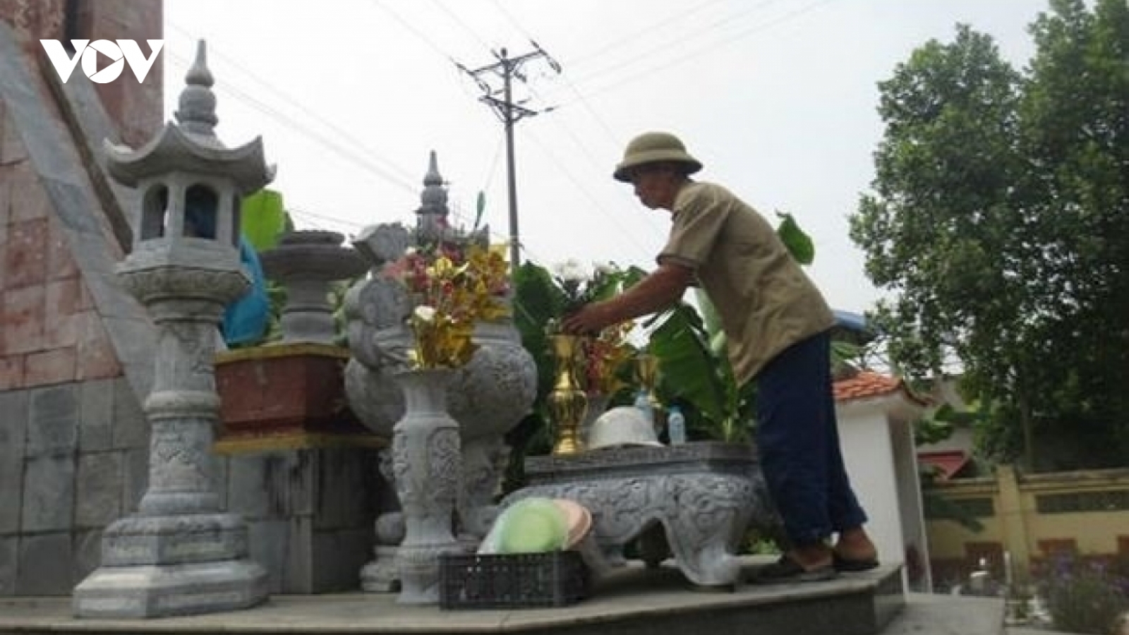 Hai vợ chồng “giữ ấm” cho nghĩa trang liệt sỹ