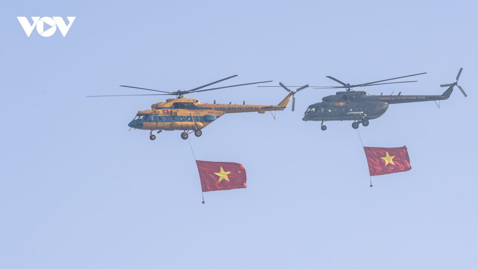 Trực thăng Mi mang Quốc kỳ và chiến đấu cơ Su-30 hợp luyện trên bầu trời Hà Nội