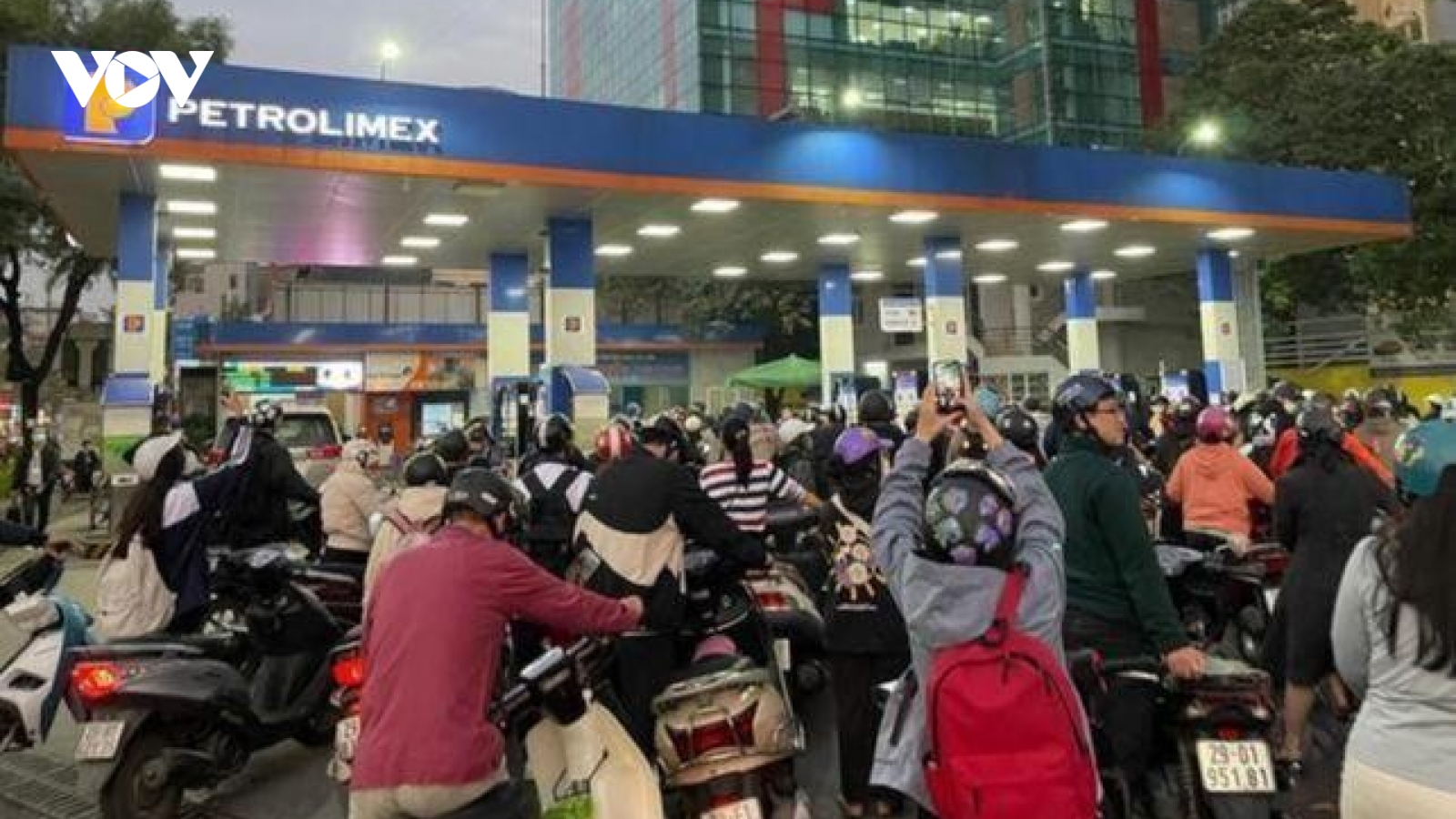 Lãnh đạo Hà Nội hỏa tốc chỉ đạo ưu tiên cho xe chở xăng dầu vào phố cấm