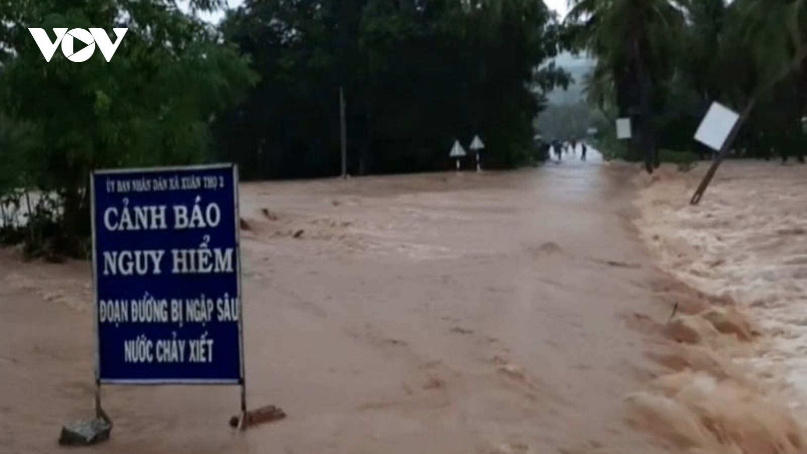 Mưa lớn gây ngập úng và sạt lở nhà dân ở Phú Yên