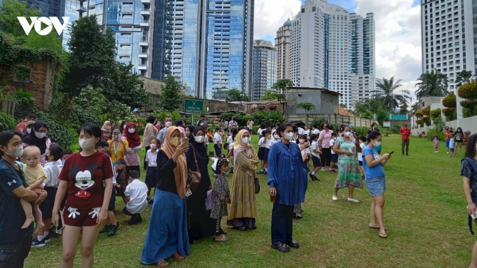 Động đất khiến nhiều tòa nhà ở thủ đô Jakarta (Indonesia) rung lắc