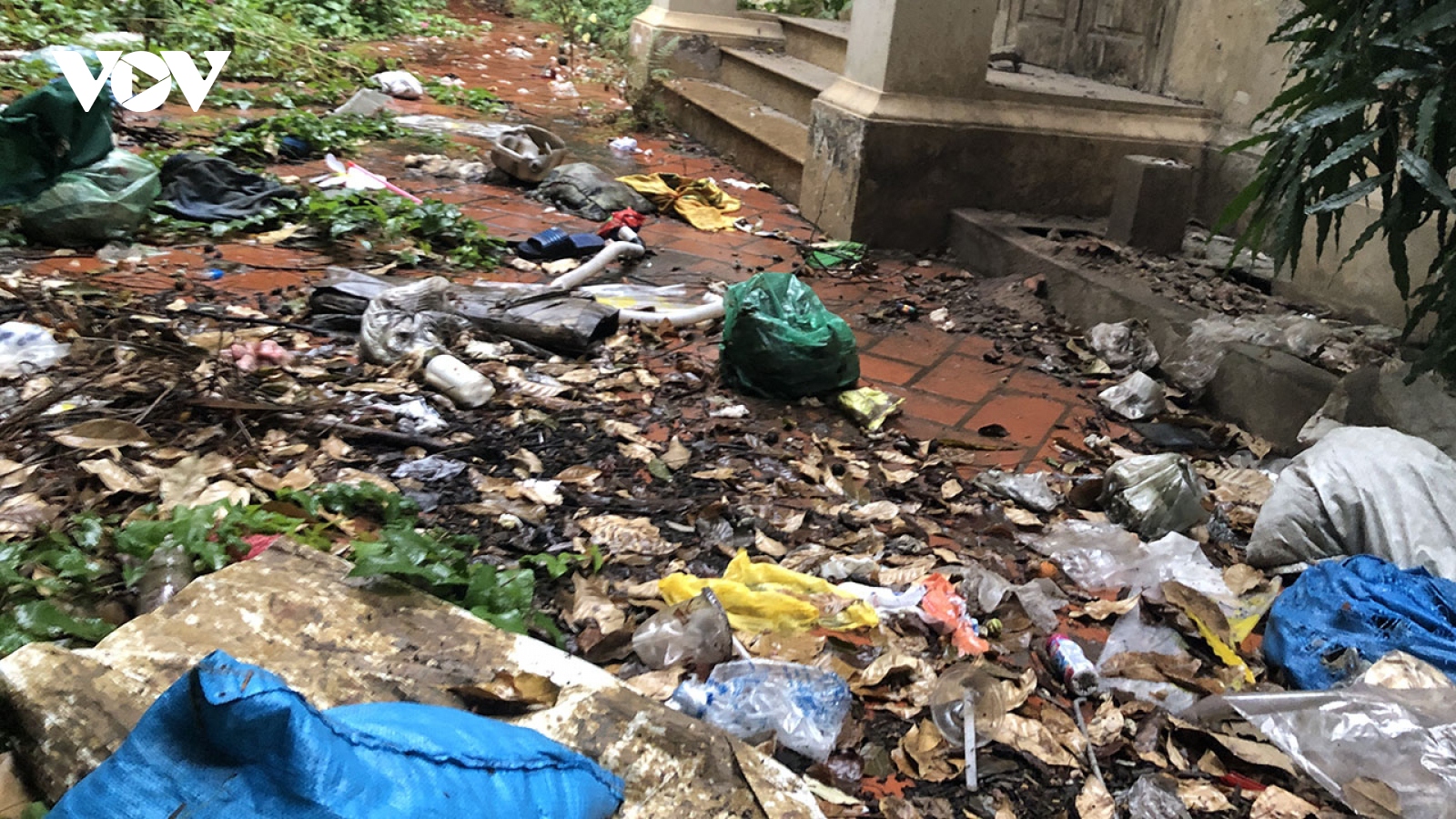 Cận cảnh biệt thự cựu Chủ tịch Hà Nội từng ở bị bỏ hoang lãng phí, ngập rác thải