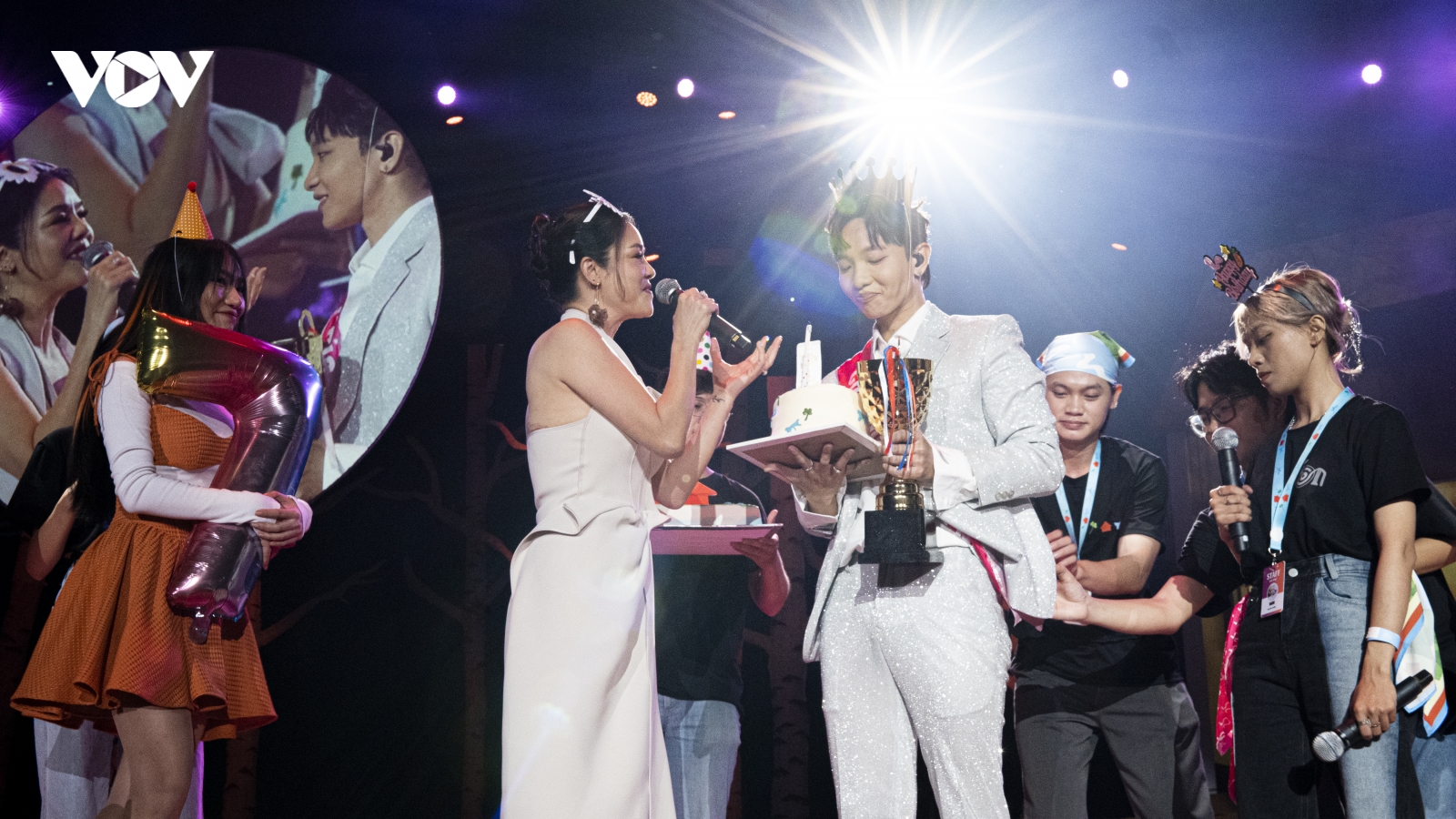 Hoàng Dũng bật khóc, đón sinh nhật bất ngờ cùng 6.000 khán giả ở "Yên" concert