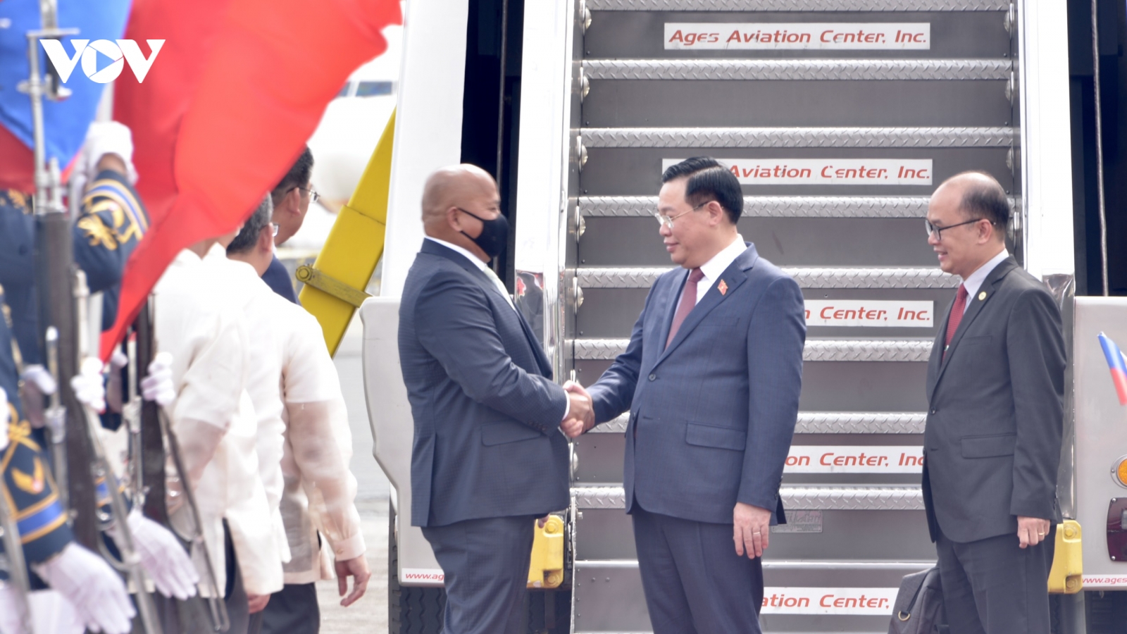 Chủ tịch Quốc hội đến Manila bắt đầu chuyến thăm chính thức Philippines
