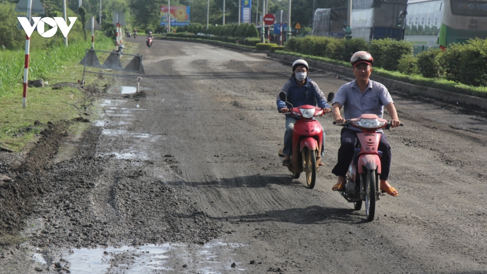 Quốc lộ 1A đoạn qua tỉnh Phú Yên hư hỏng, phương tiện lưu thông khó khăn