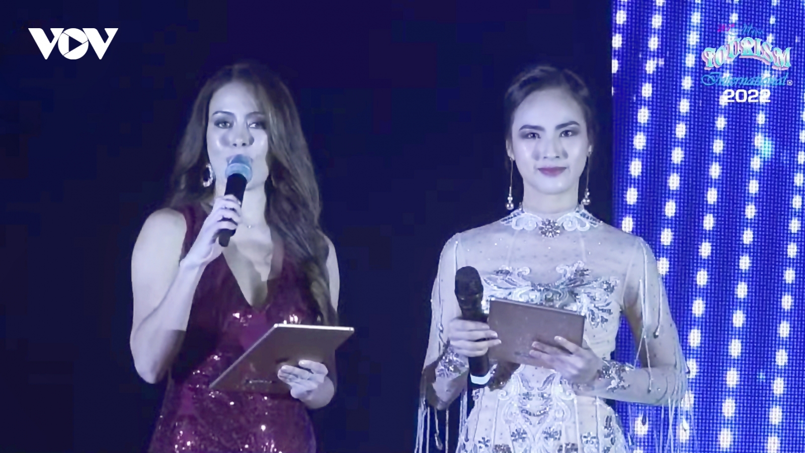 MC Quỳnh Nga "bắn tiếng Anh" trong chung kết Hoa hậu Du lịch Quốc tế 2022