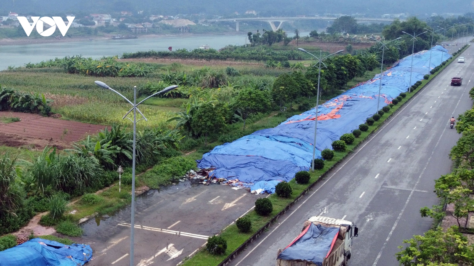 Hàng trăm tấn rác thải sinh hoạt bị đổ tràn lan trên nhiều tuyến đường ở Hòa Bình