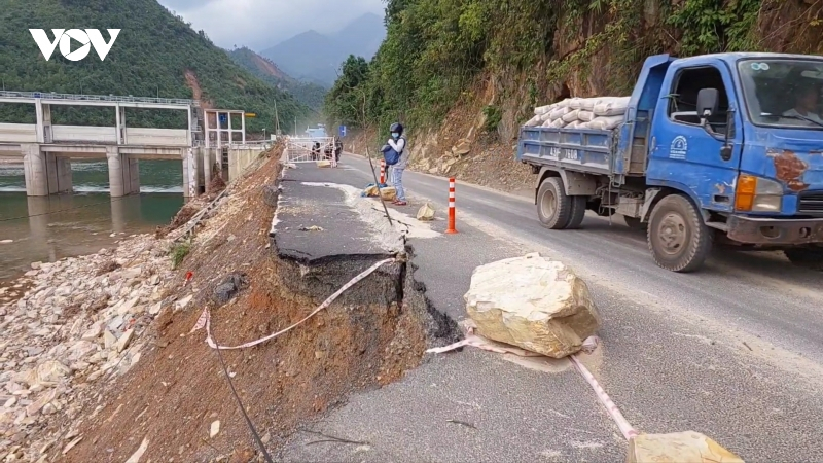 Đường 700 tỷ chậm tiến độ lại thêm sạt lở