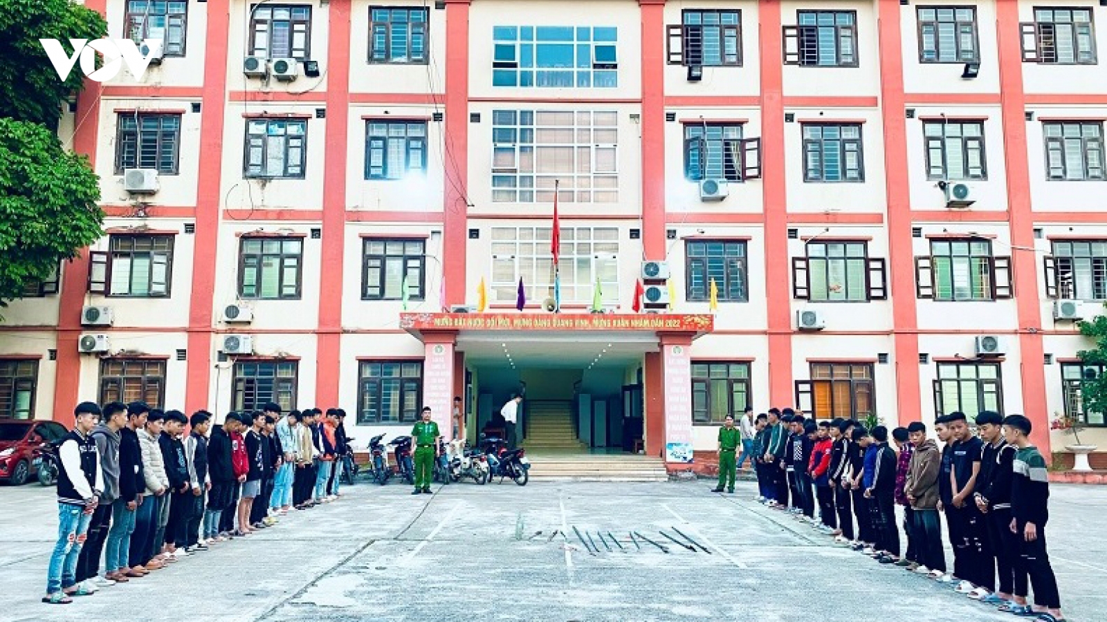 2 nhóm thanh thiếu niên mang dao phóng lợn, kiếm để giải quyết mâu thuẫn