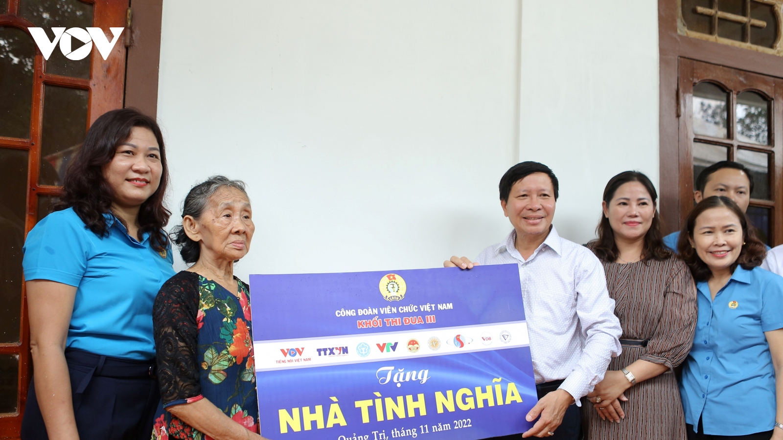 Khối Thi đua III-Công đoàn Viên chức Việt Nam tặng nhà tình nghĩa tại Quảng Trị