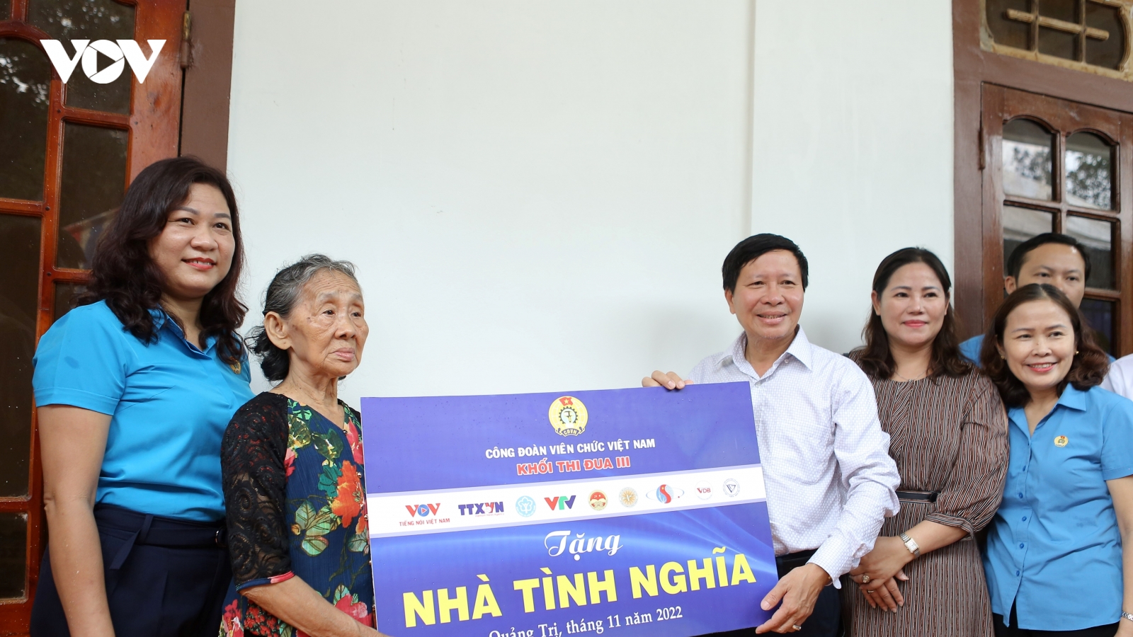 Khối Thi đua III-Công đoàn Viên chức Việt Nam tặng nhà tình nghĩa tại Quảng Trị