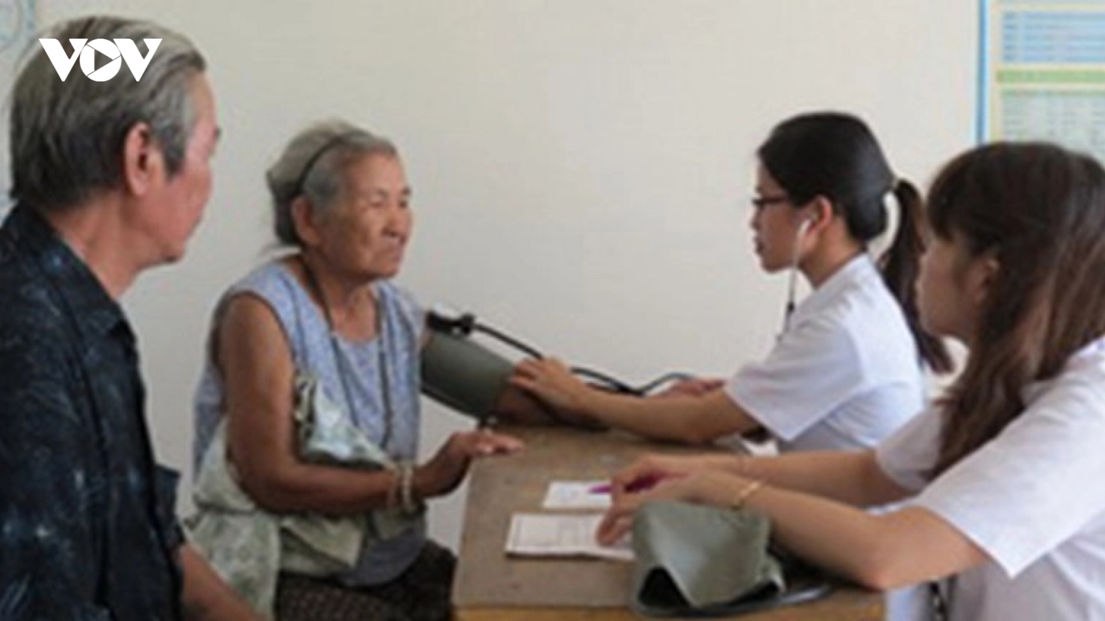 Bệnh viện công làm dịch vụ, quản thế nào để không ảnh hưởng đến người nghèo?
