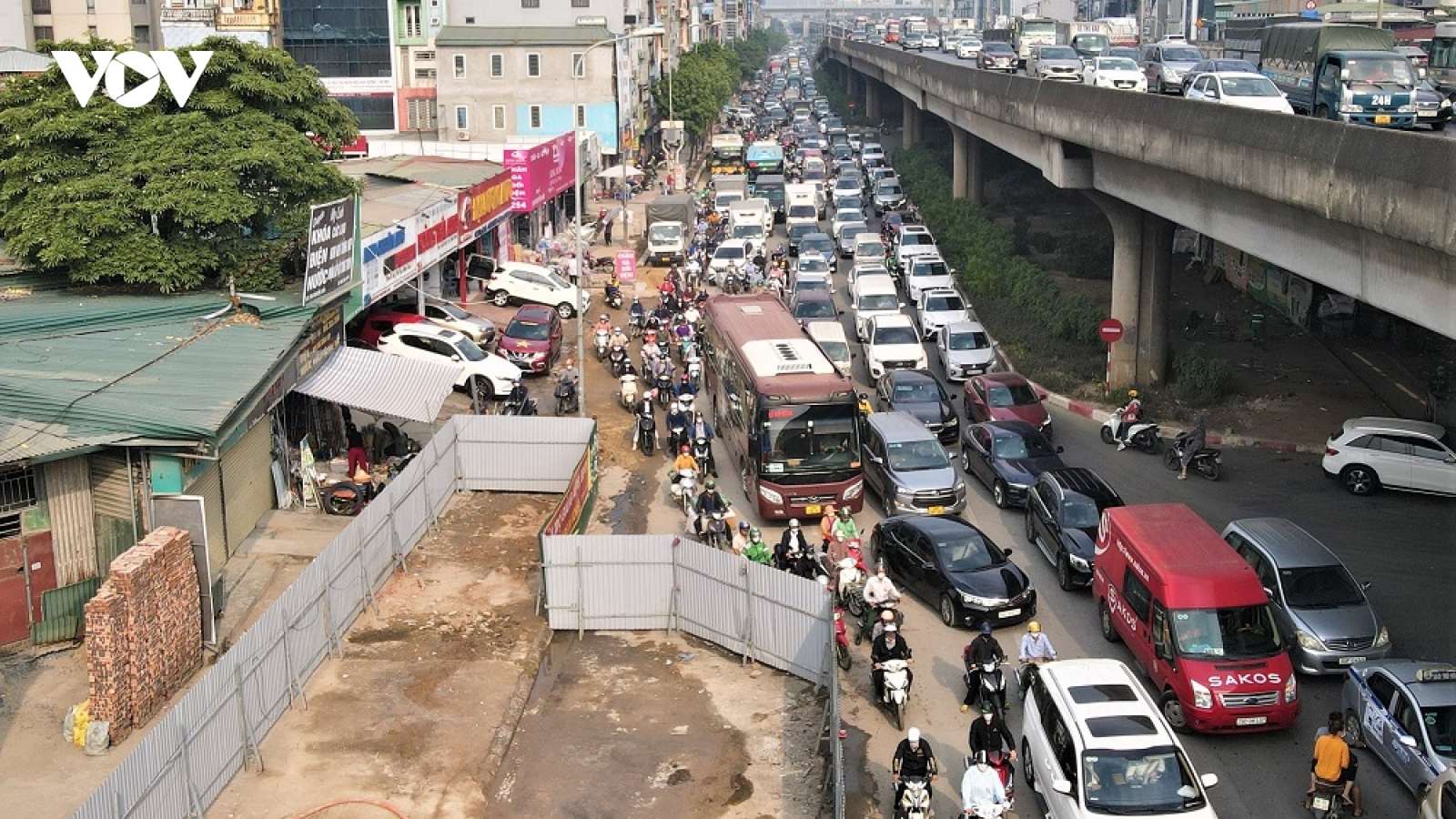 Hà Nội yêu cầu thu hẹp rào chắn, trả lại lòng đường Nguyễn Xiển
