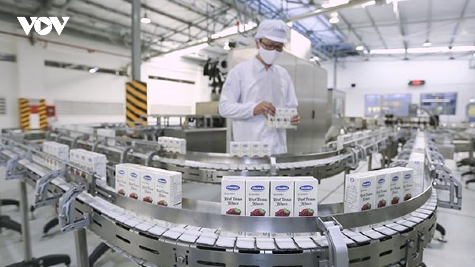 Vinamilk lên tiếng về sự việc nông dân đổ sữa ở điểm thu mua