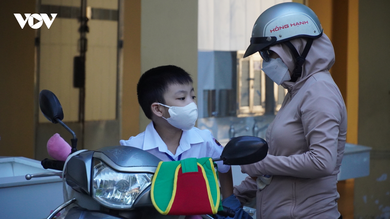 Thay đổi giờ vào học, phụ huynh vẫn phải đưa con đến trường như trước