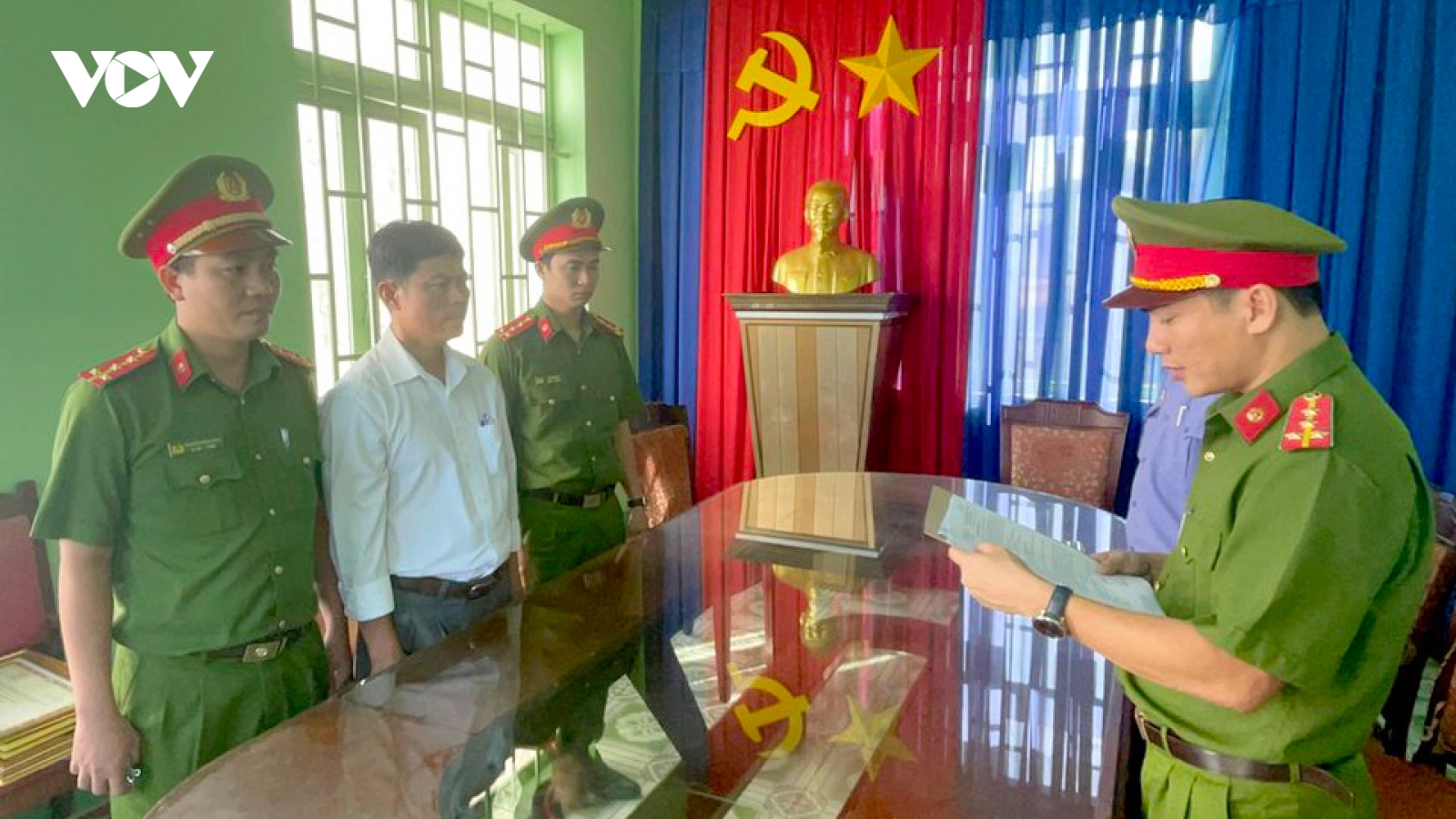 Bắt tạm giam hai nguyên Chánh văn phòng HĐND, UBND huyện ở Bình Phước