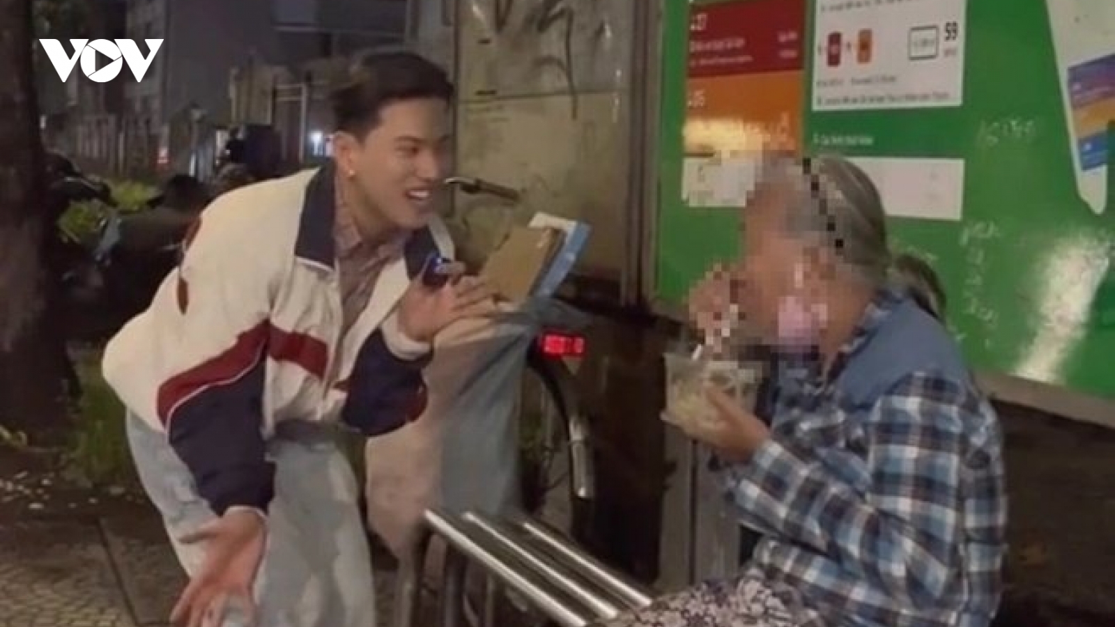 Tiktoker làm từ thiện: Khi kẻ “nghèo văn hoá” giúp người khó vật chất