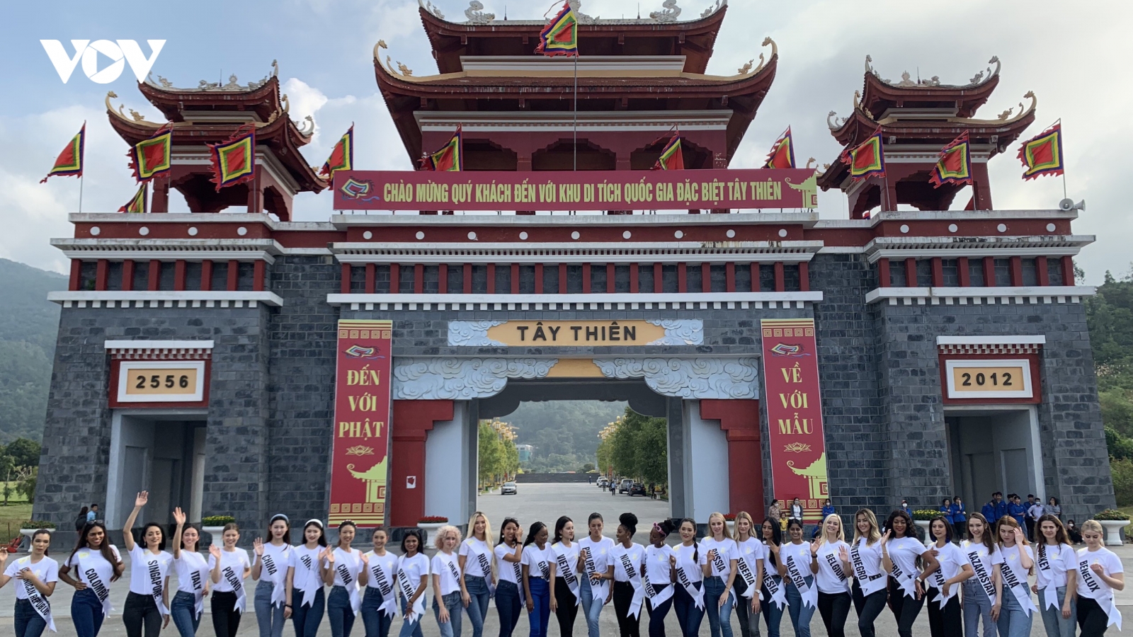 Thí sinh Hoa hậu Du lịch thế giới trồng cây bảo vệ môi trường tại Vĩnh Phúc