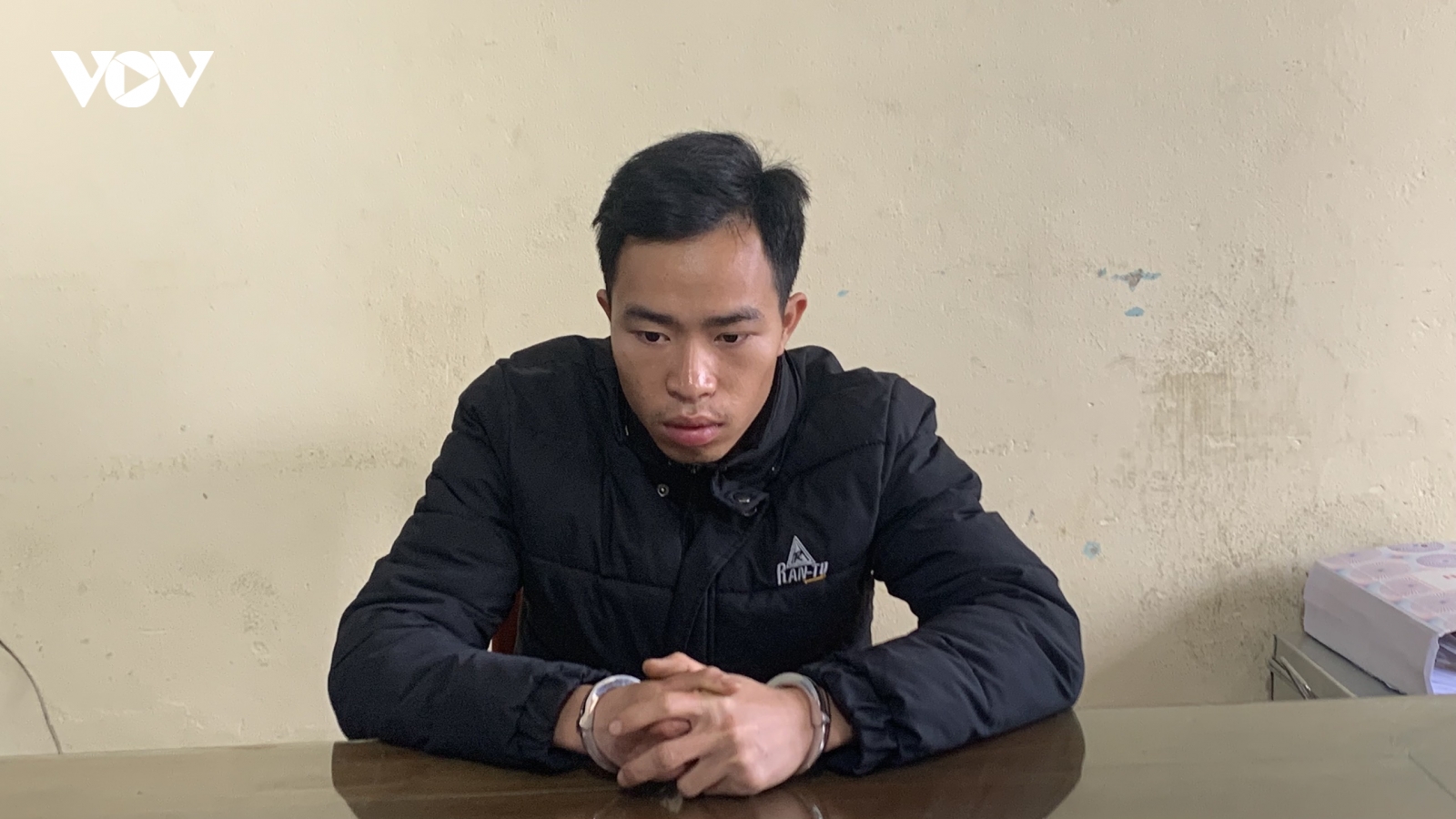 Nợ tiền đánh bạc, ra đường cướp điện thoại