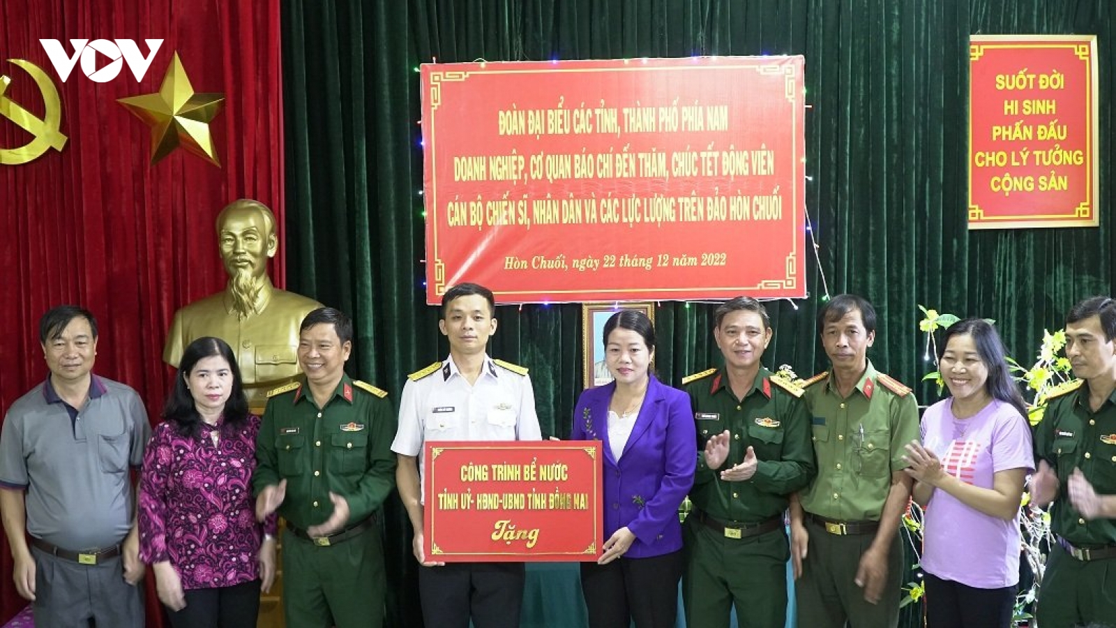 Thăm, chúc Tết và tặng quà cán bộ, chiến sỹ làm nhiệm vụ trên đảo Hòn Chuối