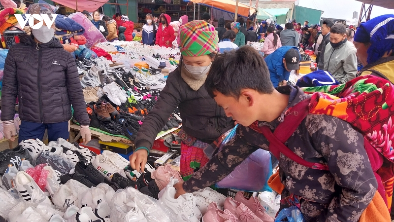 Khó xử lý hàng giả, kém chất lượng tại chợ phiên