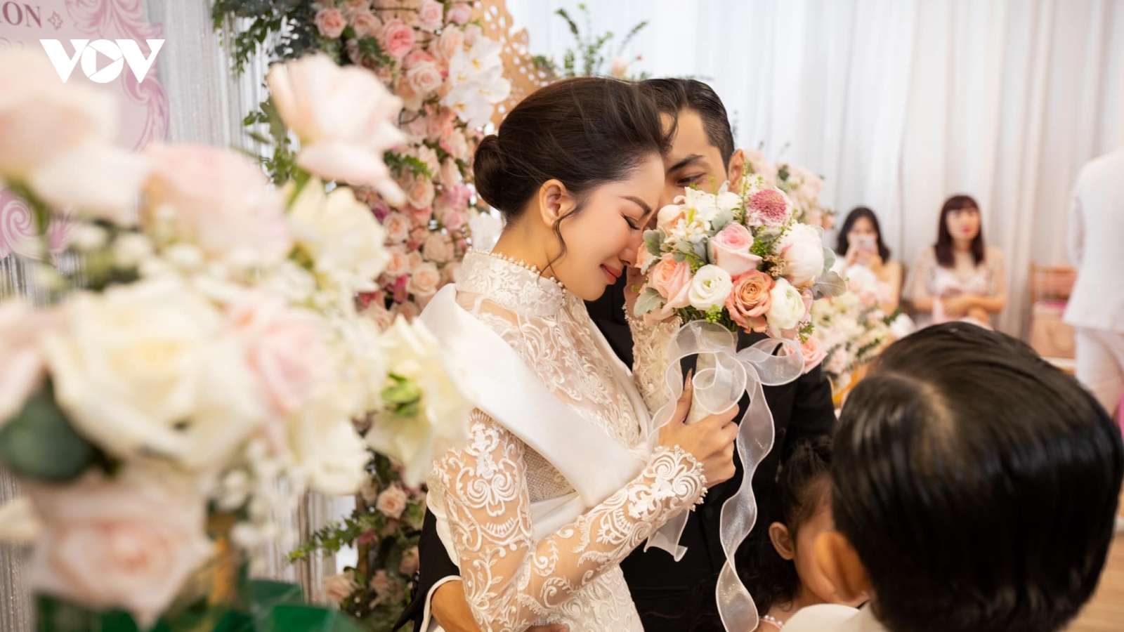 Chuyện showbiz: Khánh Thi bật khóc trong ngày trọng đại