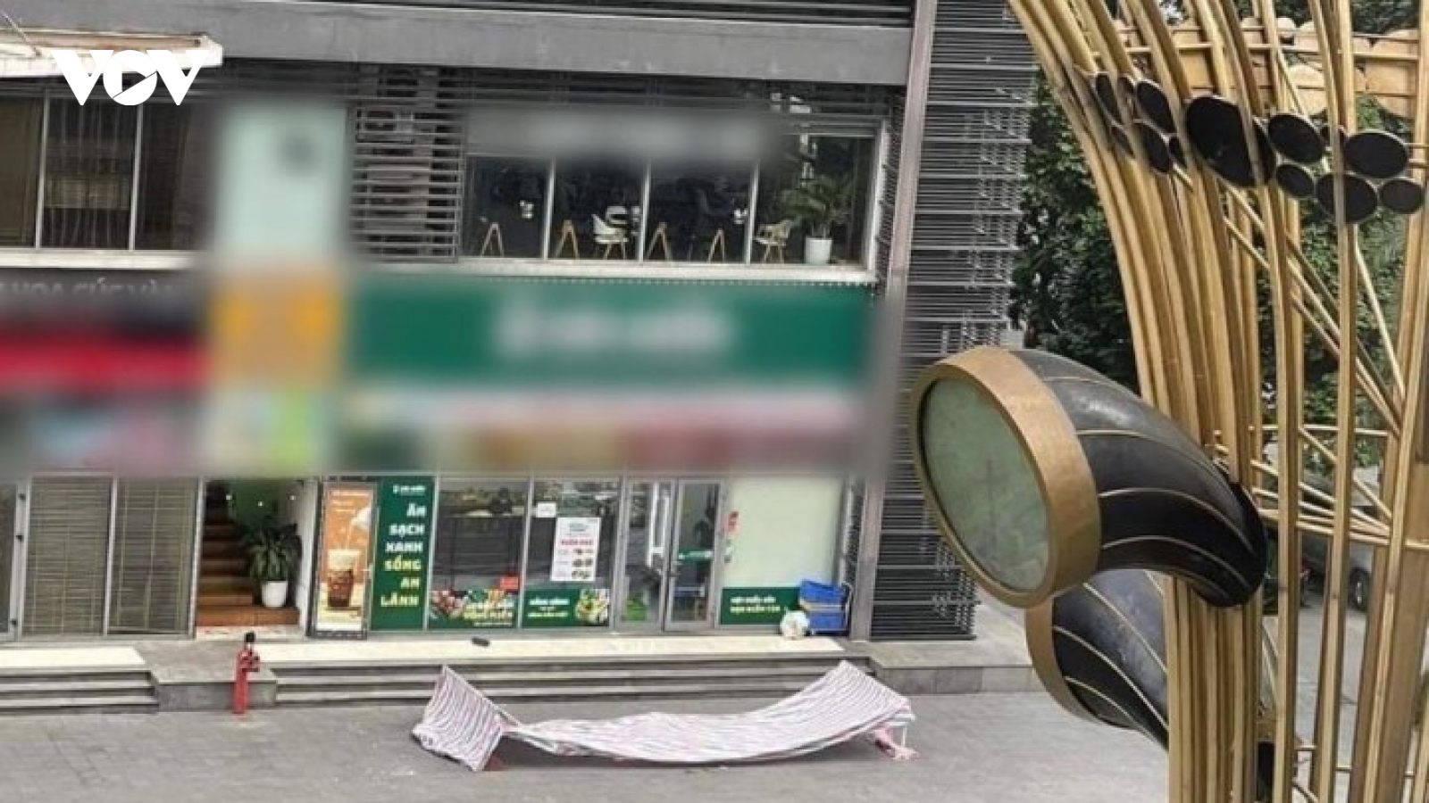 Bé trai ở Hà Nội rơi từ tầng cao chung cư xuống đất thiệt mạng
