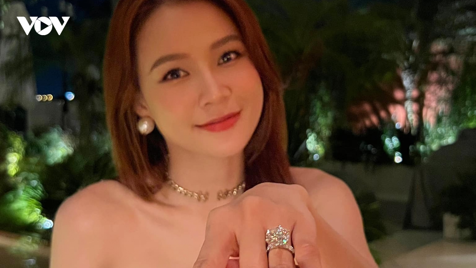 Chuyện showbiz: Sam khoe nhẫn kim cương của bạn trai cầu hôn