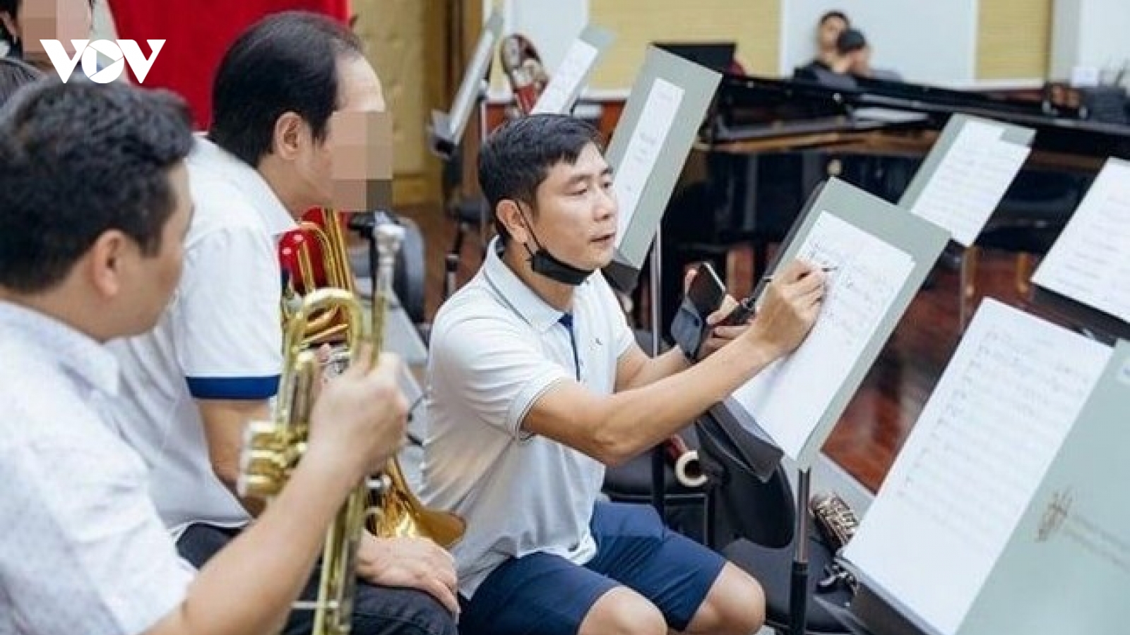 Chuyện showbiz: Nhạc sĩ Hồ Hoài Anh tái xuất sau ồn ào ở Tây Ban Nha