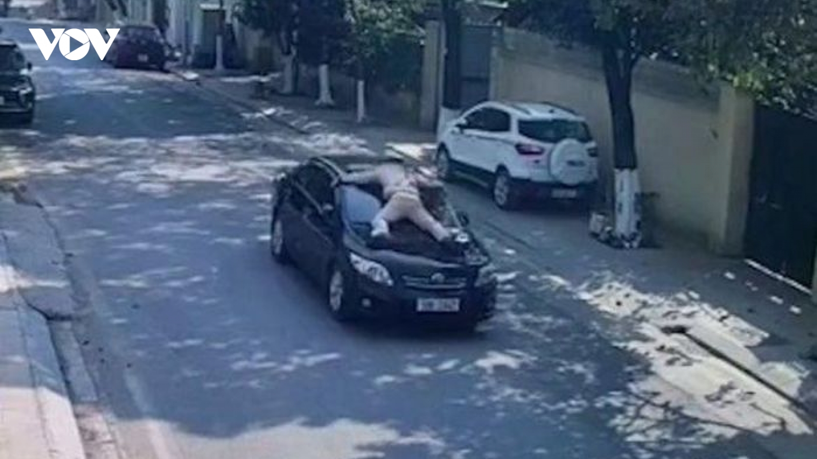 Khởi tố đối tượng vi phạm nồng độ cồn, hất CSGT lên nắp capô